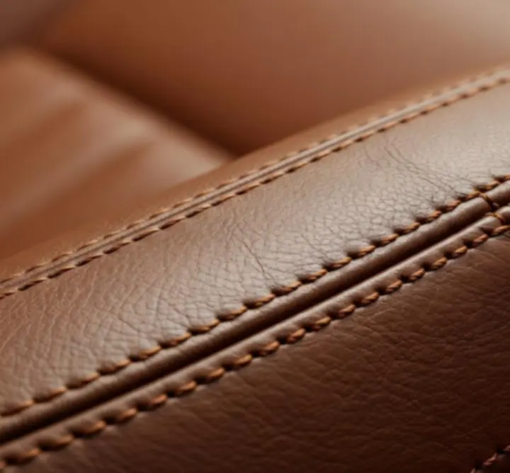 Zbliżenie na precyzyjne przeszycia premium akcesorium samochodowego Drive Aura.