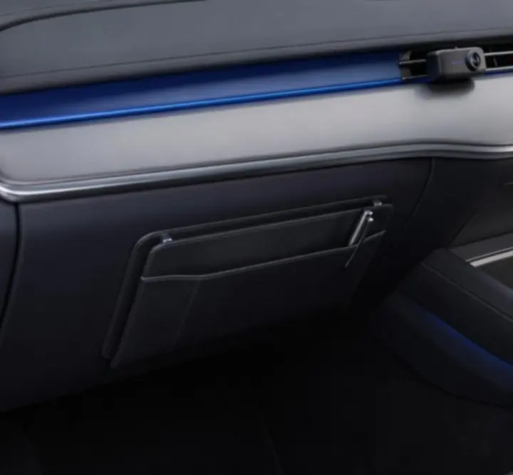 Nowoczesne premium akcesoria samochodowe prezentowane na desce rozdzielczej